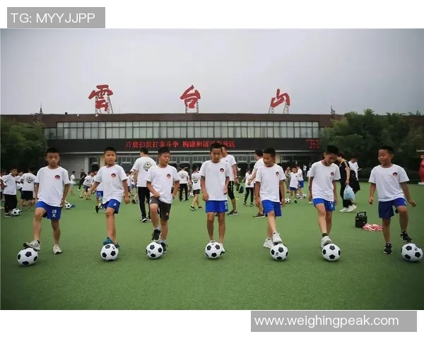 星空下的足球梦 女孩子与激情运动的完美融合