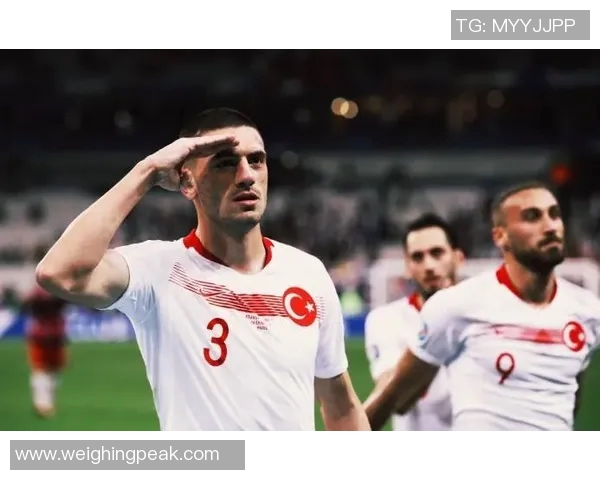 足球巨星致敬军礼展现尊崇精神与体育竞技完美融合